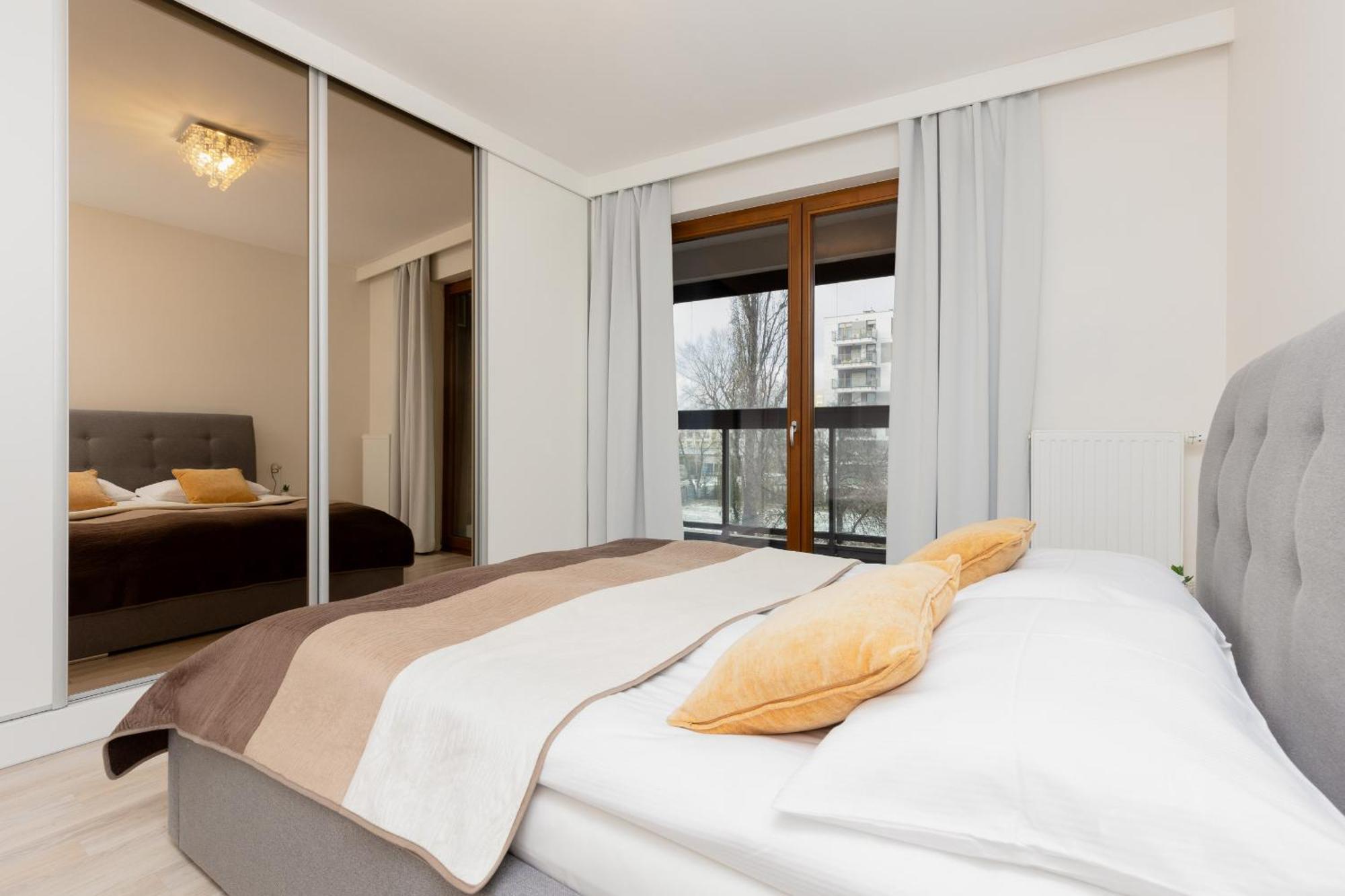 Grzybowska With Air Conditioning & Balcony By Renters Prestige Lägenhet Warszawa