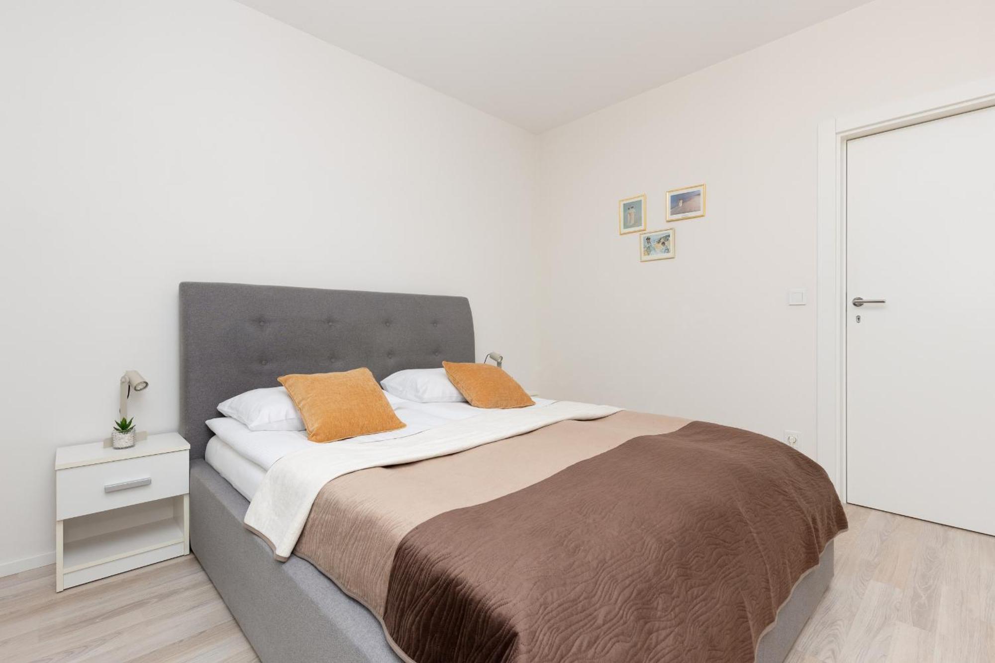Butas Grzybowska With Air Conditioning & Balcony By Renters Prestige Warsaw