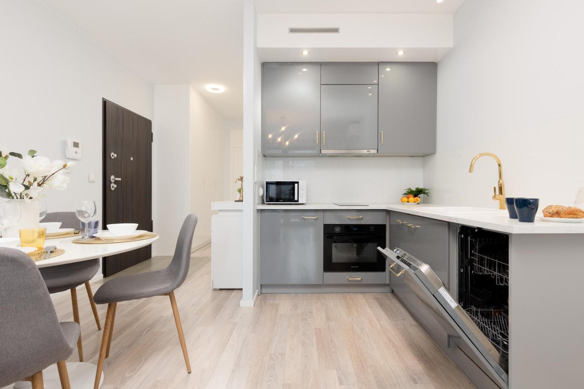 Grzybowska With Air Conditioning & Balcony By Renters Prestige Lägenhet