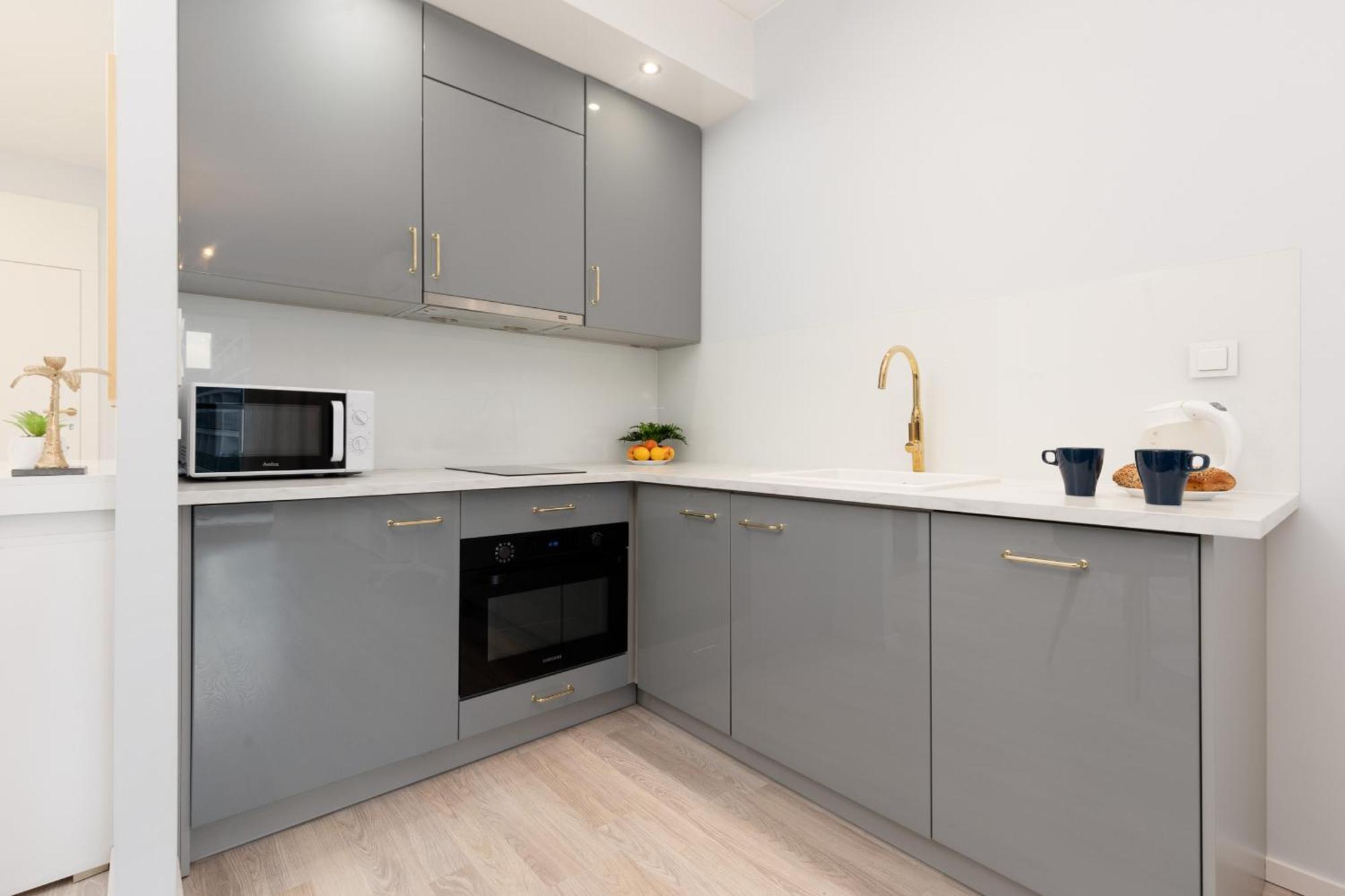 Grzybowska With Air Conditioning & Balcony By Renters Prestige Lägenhet *